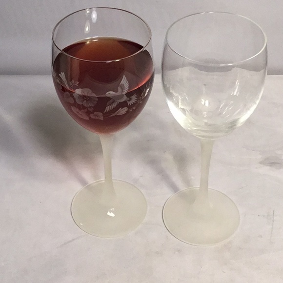 AVON ETCHED HUMMINGBIRD CRYSTAL FROSTED STEMWARE WINE GLASSES - Picture 1 of 4